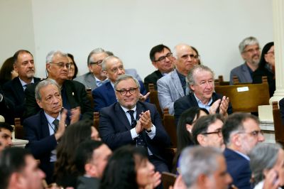 Las y los profesores titulares, las y los nuevos senadores universitarios y de las y los nuevos integrantes del Consejo de Evaluación, recibieron la Medalla Andrés Bello.